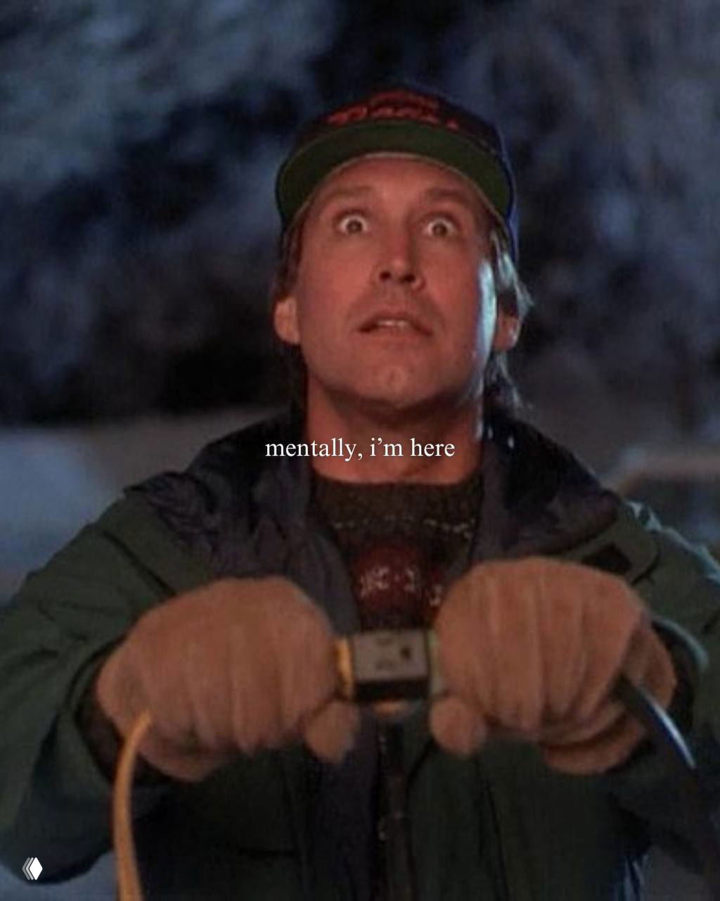 Кадр из комедии про праздники: мужчина в шапке удивлённо смотрит в небо, зимняя ночь и праздничные огни вокруг.