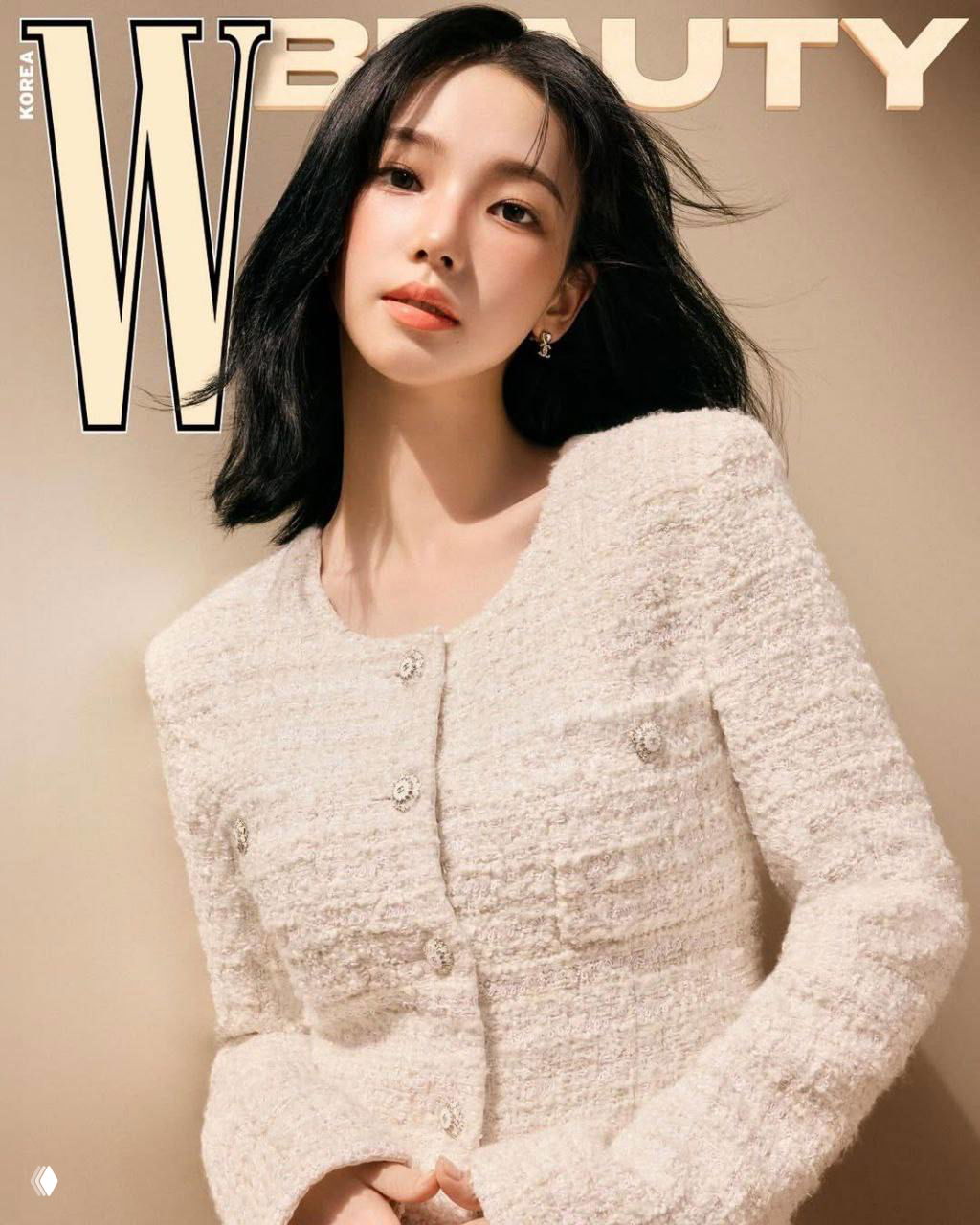 Портрет Карины из aespa в студийной бьюти-съемке для Chanel: крупный план лица и верх корпуса, светлый фон, элегантный образ и макияж.