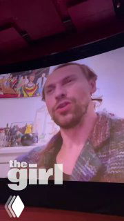 Кадр с большого экрана: Метин Акдюльгер записал видеопривет, обращается к российской фан‑базе и произносит новогоднее пожелание на русском языке.