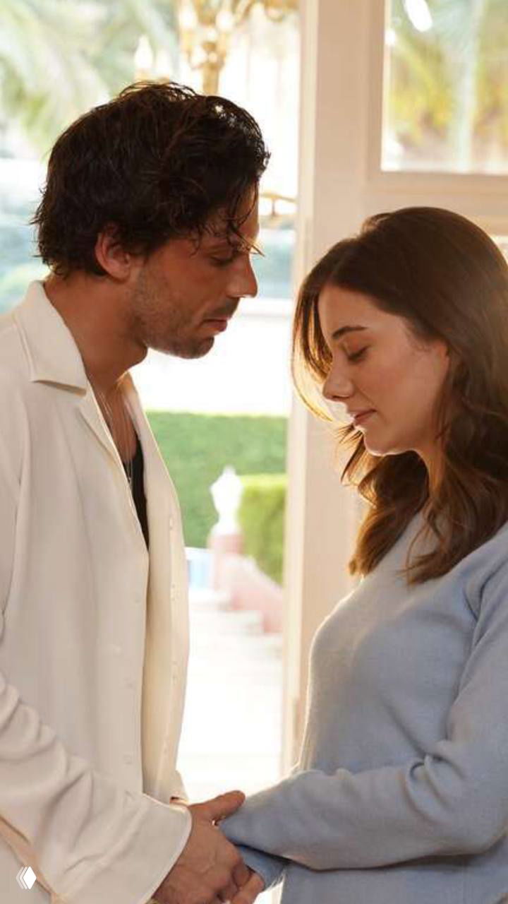 Крупный план: мужчина и женщина держат руки и смотрят друг на друга в эмоциональной сцене кадра сериала «Зимородок».