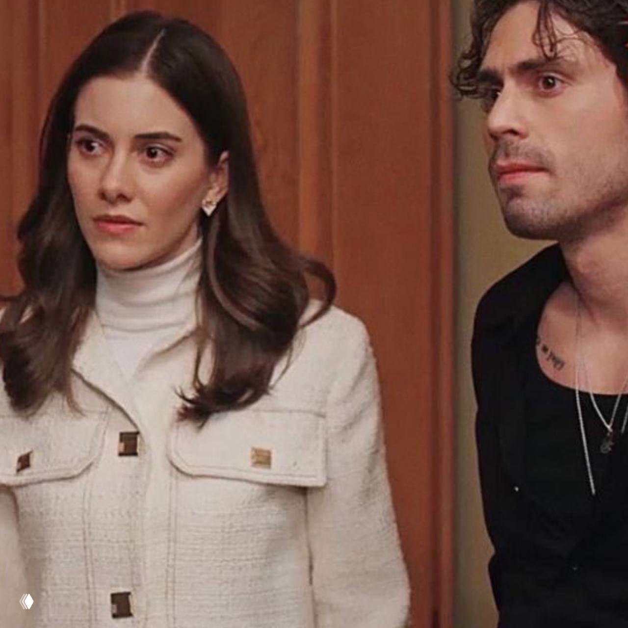 Парная сцена в интерьере: герои стоят рядом, оба сосредоточены, кадр подчёркивает их напряжённые отношения и семейную драму.