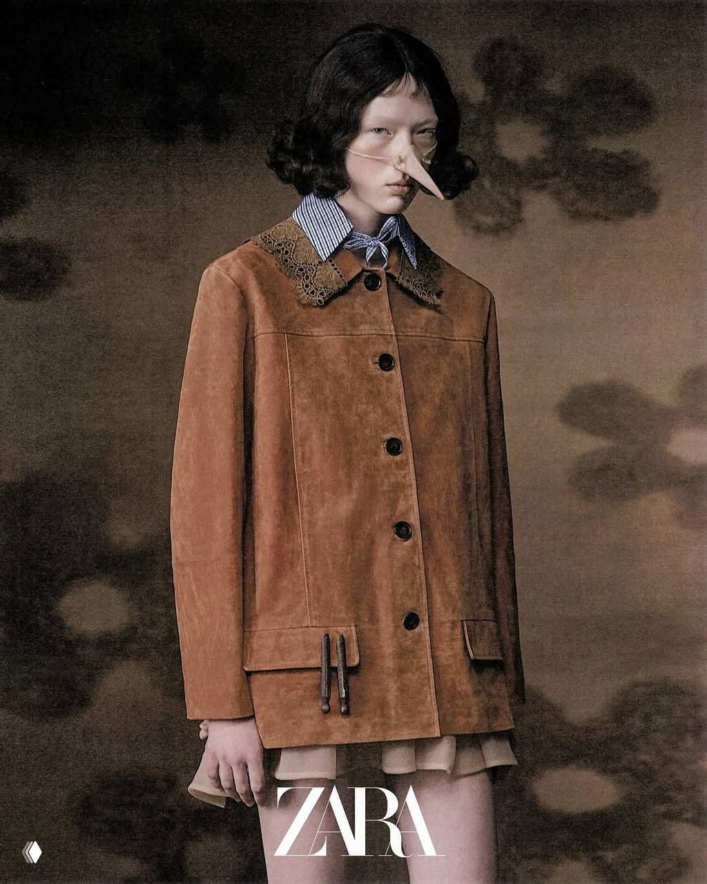 Кадр из кампейна Zara: модель в коричневой замшевой куртке на фоне дымчатых узоров, логотип ZARA в нижней части кадра, мрачная эстетика Хэллоуина.