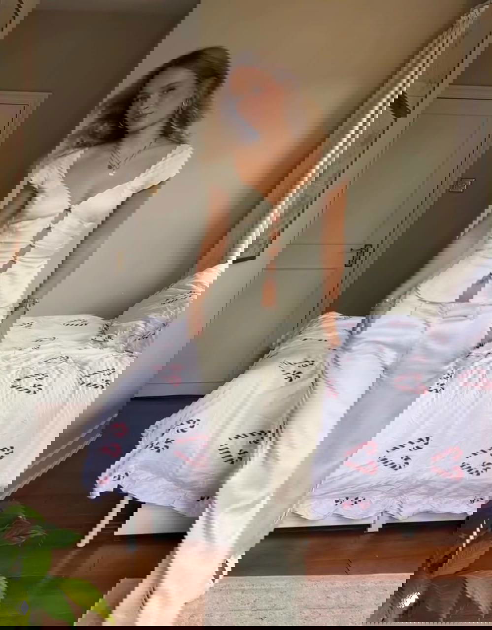 Малин в светло-бежевом комплекте: топ с застёжкой и широкие брюки — лёгкий вечерний образ для праздничного мероприятия дома или в ресторане.