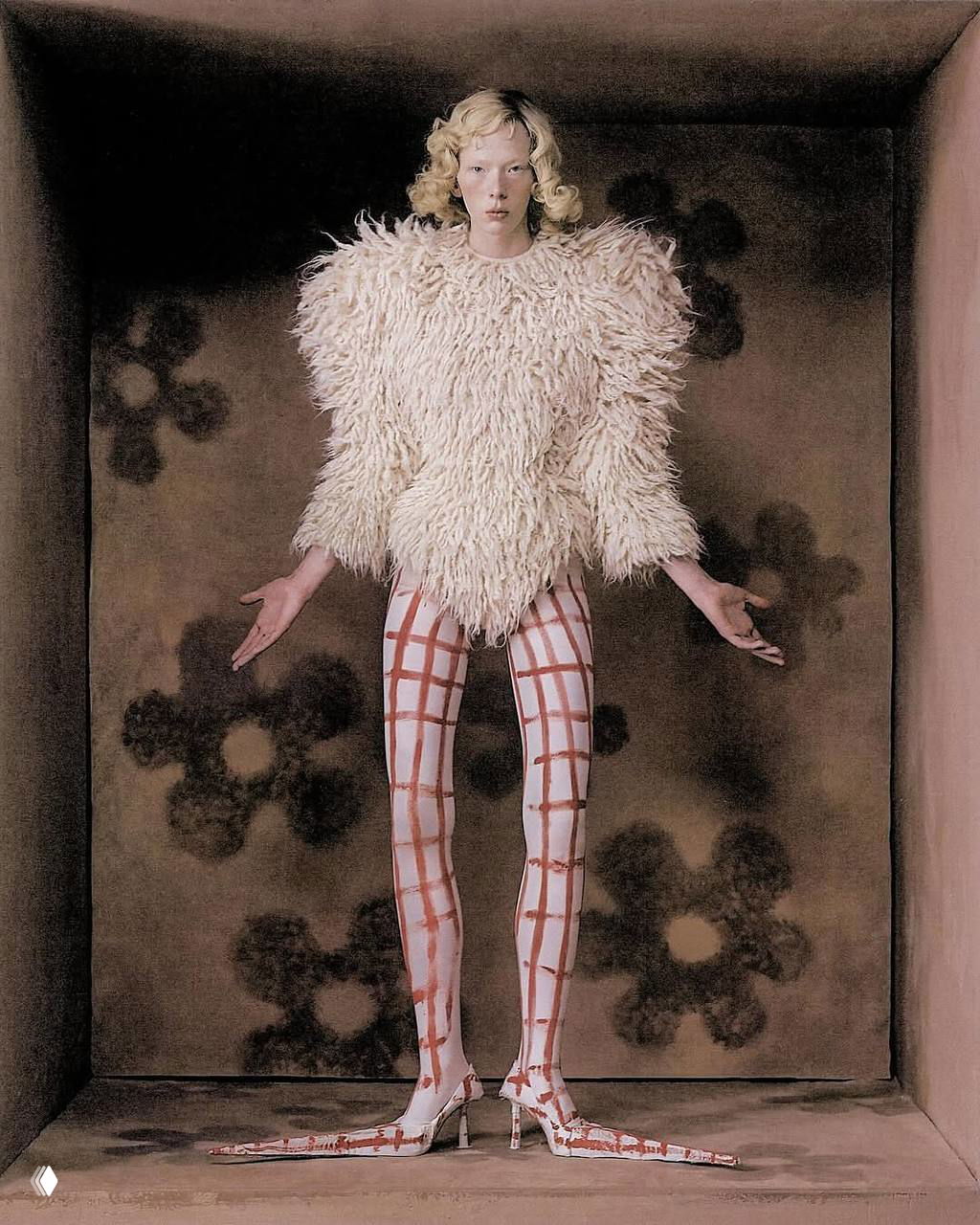 Экспрессивный образ из кампейна Zara: высокая фигура в пушистом белом наряде и узорчатых леггинсах, драматический свет и театральная постановка.