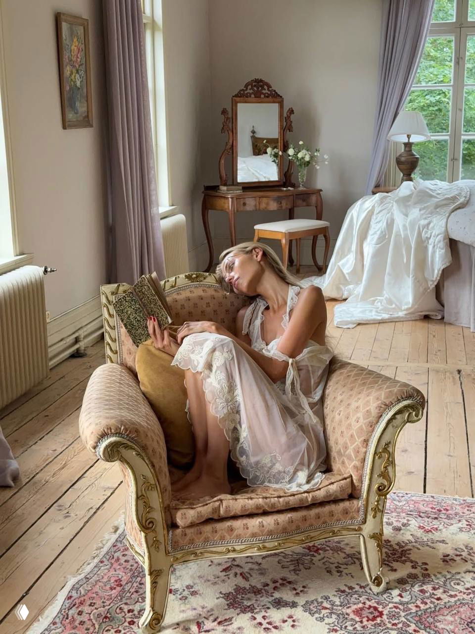 Женщина в полупрозрачной ночной рубашке в винтажном кресле читает книгу — романтическая интерьерная фотография с мягкой атмосферой.