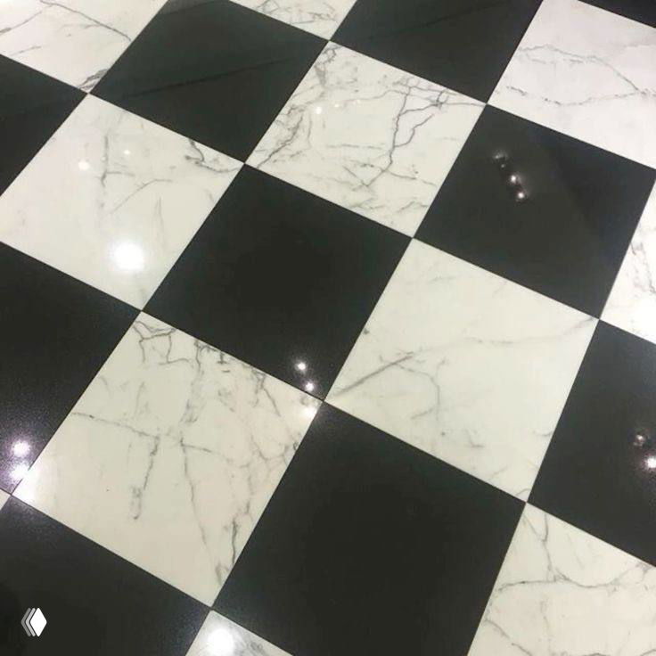 Черно-белый шахматный пол в интерьере рядом с образами в стиле Monster High — контрастный фон для съёмки косплея Фрэнки, минималистичный узор.