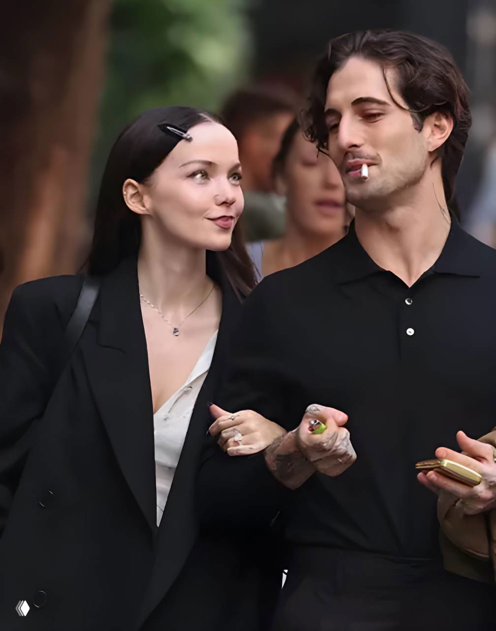 Дав Камерон и Дамиано Давид идут по улице вместе; у Дав на безымянном пальце заметно крупное бриллиантовое кольцо во время прогулки в Сиднее.