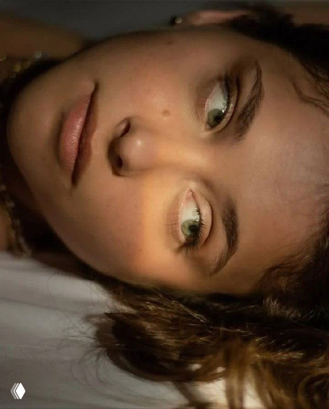 Крупный план лица Николь Уоллес в задумчивом кадре: эмоциональная крупная сцена или арт-кадр с мягким светом, акцент на глаза и мимику.