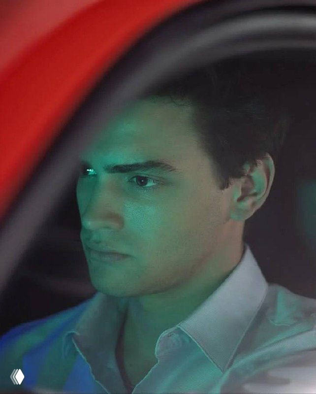 Крупный план Габриэля Гевары за рулем: напряжённый профиль в зелёном свете, кадр подчёркивает драматическую интонацию персонажа.