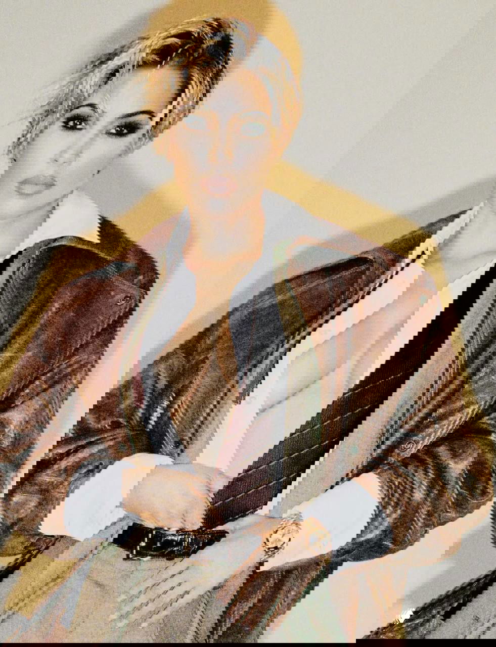 Портретная фотография женщины в открытом пиджаке и галстуке, акцент на макияже и винтажной эстетике съёмки в рамках редакционного лука.