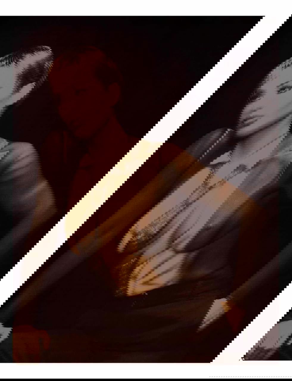 Съёмка с эффектом боди-арта: женский образ с имитацией одежды на коже, тёплая тональная гамма и драматичное освещение для эстетического эффекта.