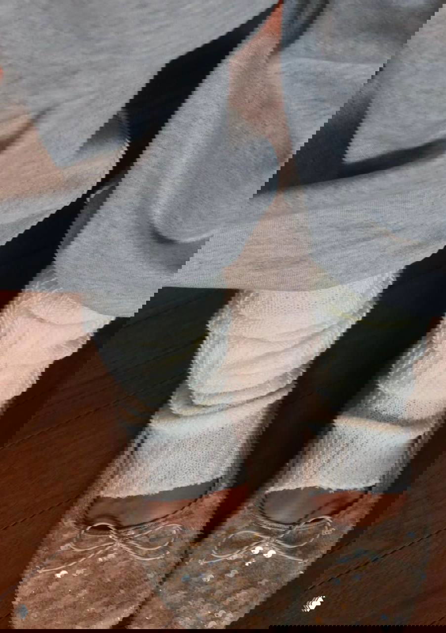 Балетки с пайетками и маленьким бантиком в сочетании с вязанными гетрами — компактная и удобная сменная обувь для праздника.