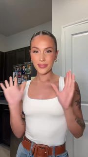 Блогерша в белой майке в кадре вертикального ролика объясняет тренд и жестами комментирует новую коробочку‑blind box от Dove.