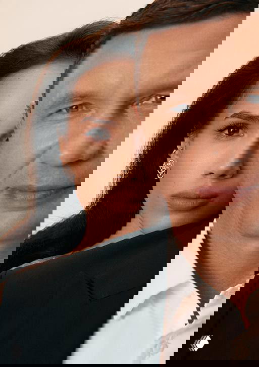 Студийный портрет Алины Загитовой рядом с её отцом для проекта Marie Claire «Вся в папу»: крупный план лиц, тёплая семейная стилизация и строгий фон в светлых тонах.