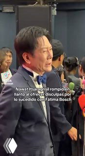 Директор конкурса Навата Ицарагрисил разводит руками и расплакался во время общения с прессой; вокруг — люди и видеокамеры, фиксирующие инцидент.