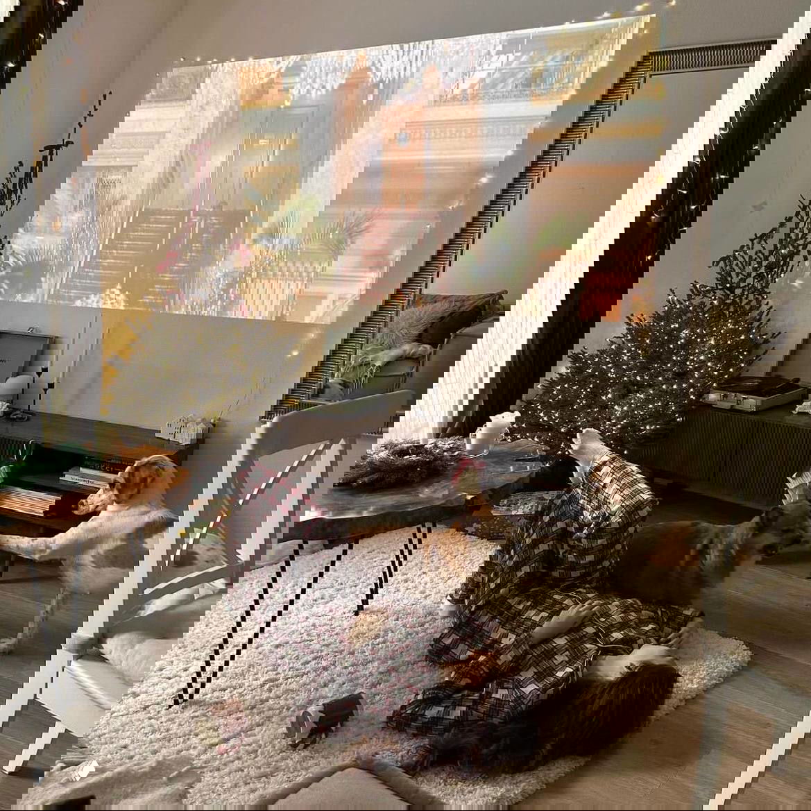 Арт‑искажение или цифровой артефакт на изображении напитка — абстрактная текстура латте с необычной пиксельной деформацией