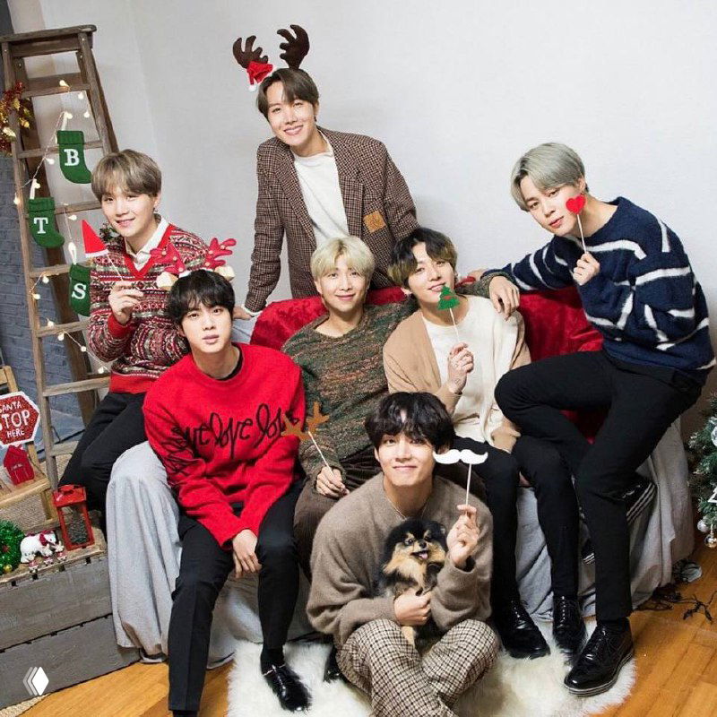 Фотография BTS с явным глитч‑эффектом и цифровыми искажениями, группа в праздничных образах на фоне декора, арт‑стилизация кадра