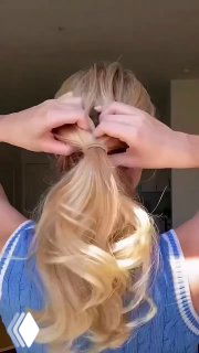 Крупный план рук, собирающих волосы в пучок или узел с помощью пальцев, показ пошаговой техники для быстрой причёски на каждый день.