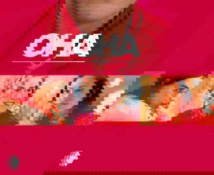 Фрагмент постера: несколько женских лиц крупным планом на красном фоне и большая надпись «ОНА», иллюстрация к разговору об отношениях с AI и чат‑ботами.