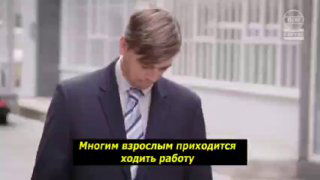 Скриншот мема: мужчина в костюме смотрит вниз на фоне улицы; подпись на русском про необходимость ходить на работу.