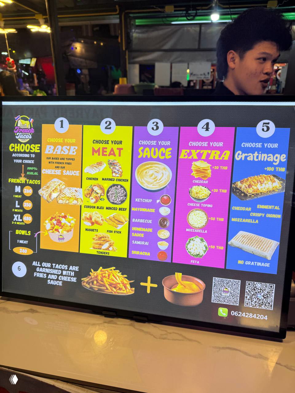 Яркое информационное меню киоска French Tacos: цветные колонки выбора основы, мяса, соусов и дополнительных опций на ночном рынке Lamai.