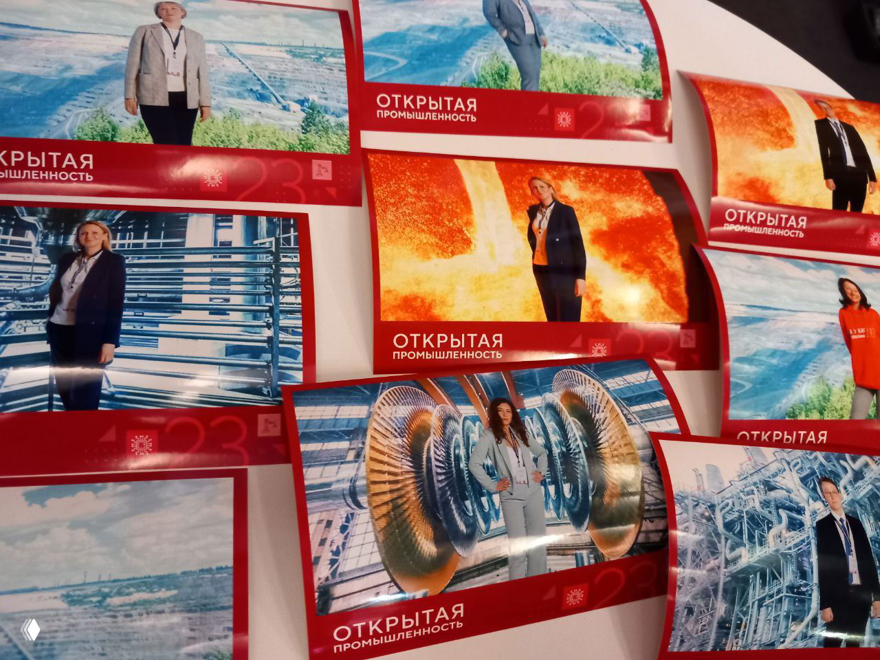 Распечатанные фотографии 10×15 с красочной брендированной рамкой «ОТКРЫТАЯ ПРОМЫШЛЕННОСТЬ»: примеры печати и фотосувениров для гостей.