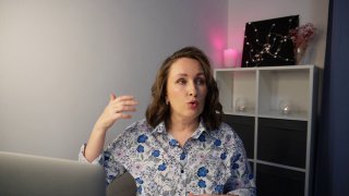 Женщина в домашней студии записывает видеоурок: ведёт объяснение перед камерой, на фоне шкаф с декором и мягким освещением