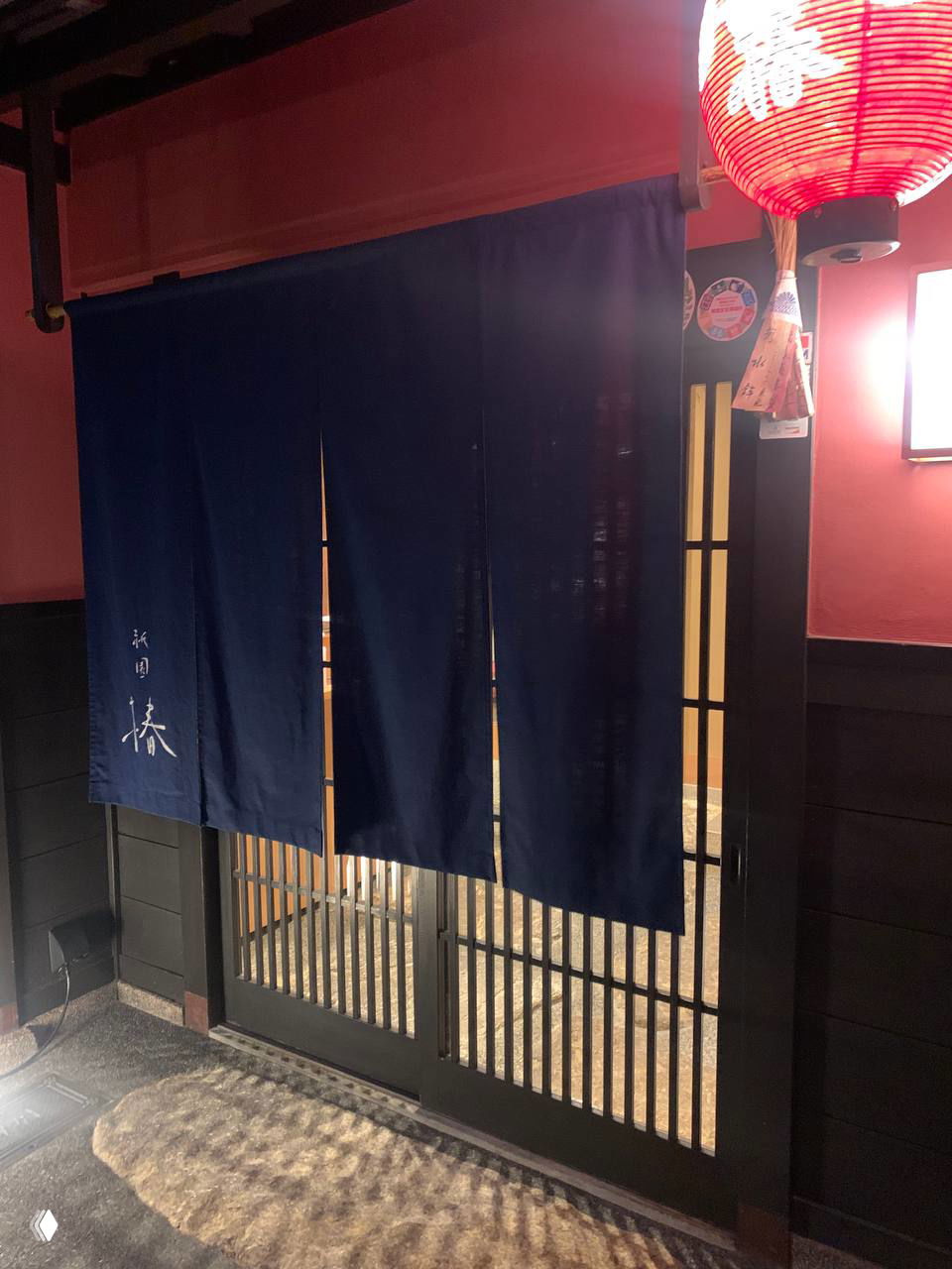 Тёмно-синяя занавесь норэн на входе и традиционные раздвижные двери — ещё один пример неприметного входа в локальное заведение.