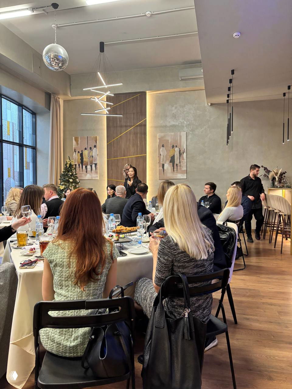 Зал мероприятия с участниками за столами: представители клиник Москвы и регионов на нетворкинге и обсуждении проектов и стратегий.