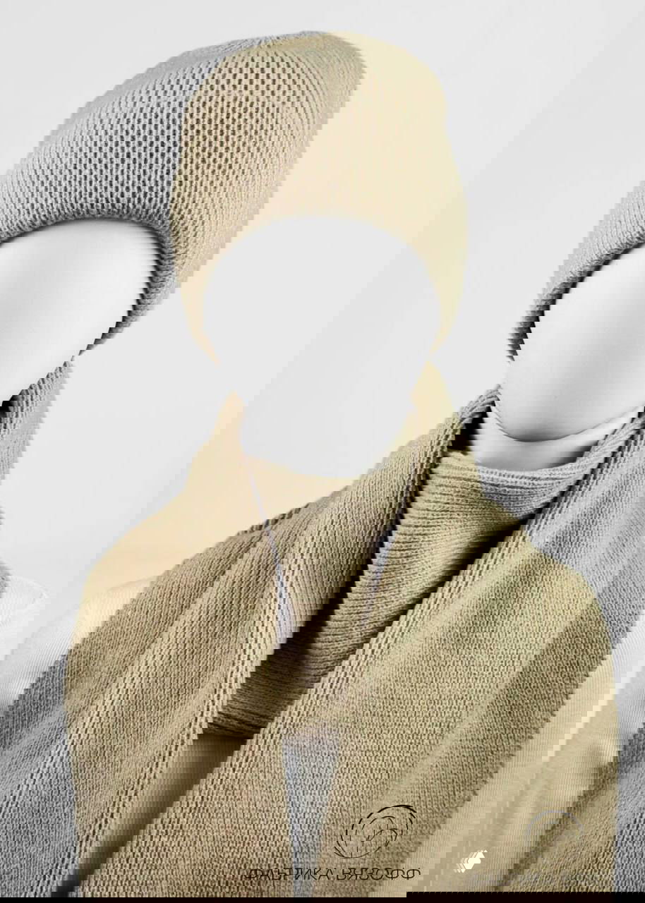 Фотография манекена в студии: бежевый вязаный комплект — шапка и длинный шарф, демонстрация продукции Фабрики ВЯЗОФФ.