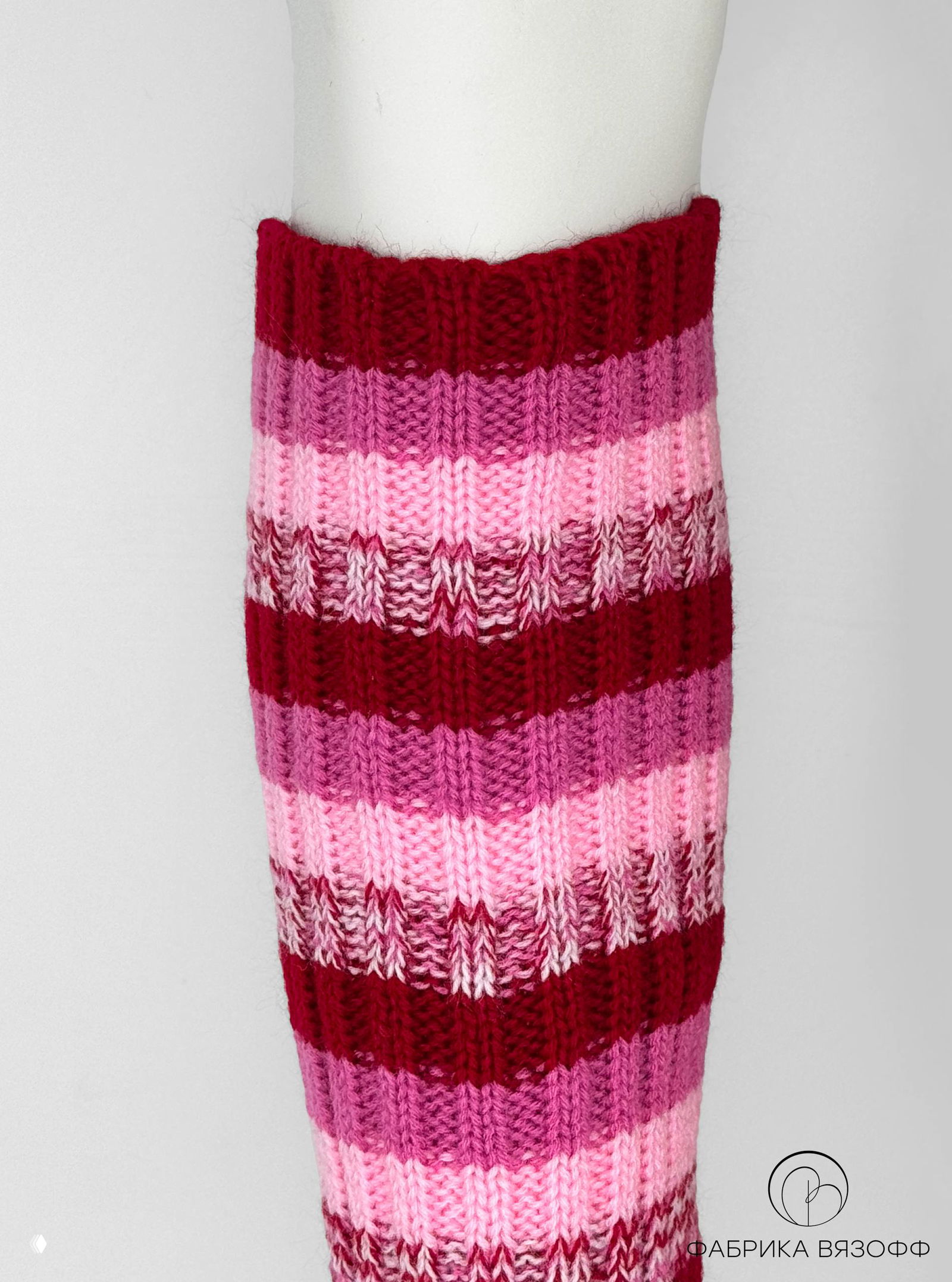 Крупный план розово‑бордовой полосатой модели гетр: видно переплетение петель и переходы цвета, высокий край резинки и ровная отделка.