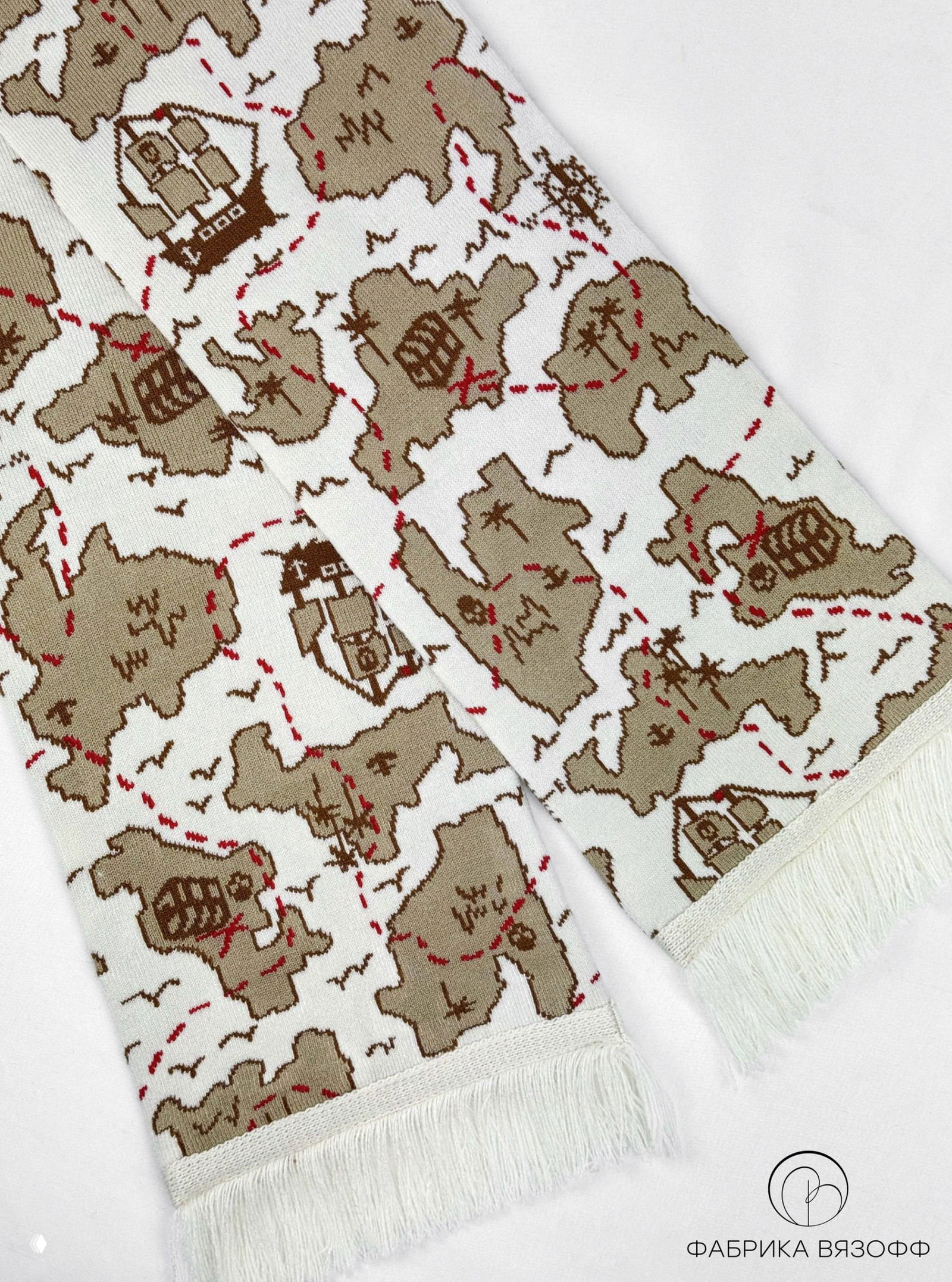 Детальный план узора: острова, сундуки и пунктиры на вязаном шарфе; вид сверху на повторяющийся рисунок на чистом белом фоне.