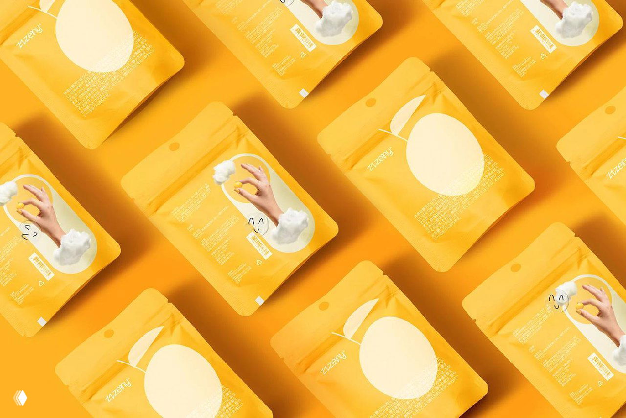 Коллаж из множества жёлто‑оранжевых упаковок конфет Zzzeny, расположенных в повторяющемся ритме с текстовыми и силуэтными элементами.