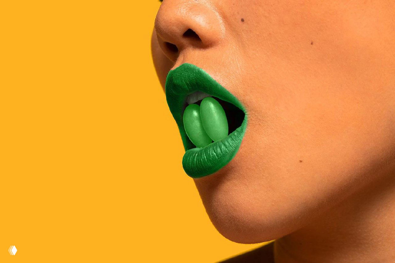 Детальный кадр: профиль лица рядом с цветным графическим стикером и оранжево‑зелёной цветовой палитрой в проекте упаковки Zzzeny.