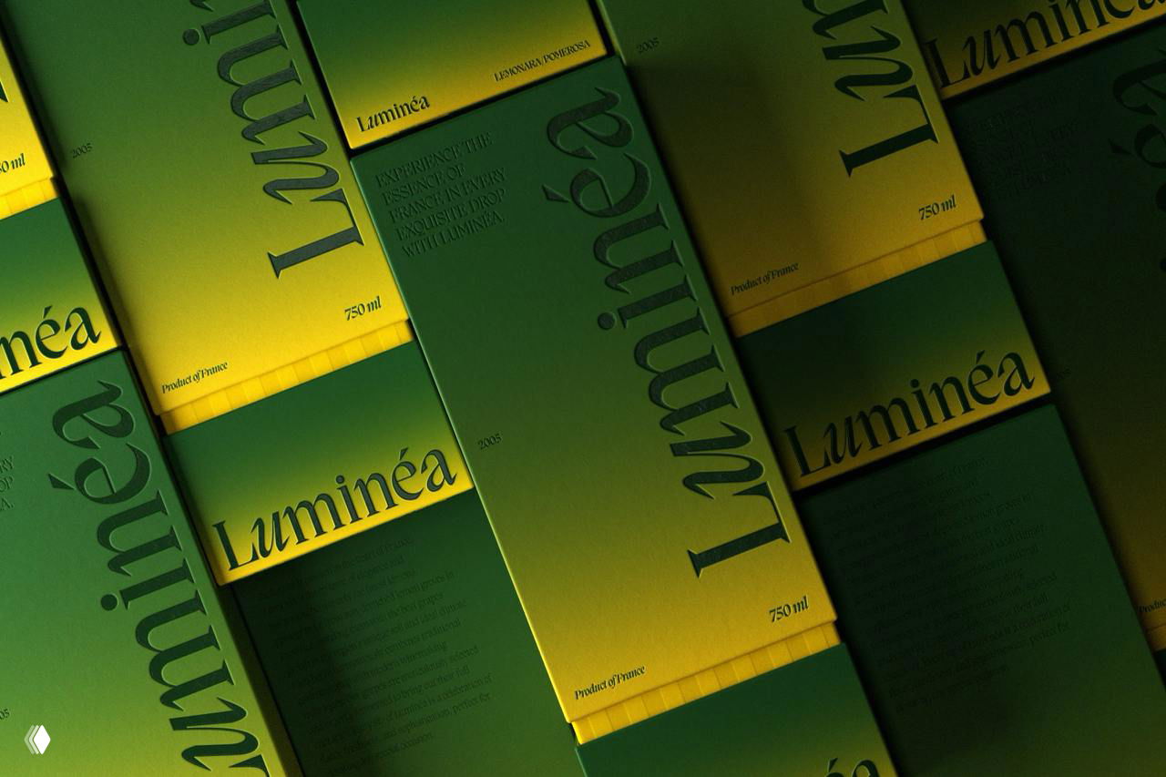 Крупный план упаковочных коробок Luminea в зелёно‑жёлтой гамме: крупная типографика логотипа и графичное расположение коробок в ряд.