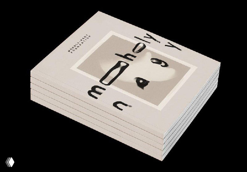 Крупный план полупрозрачных стеклянных объектов и искажённой типографики, имитация экспериментов с материалами, светом и фотографией.