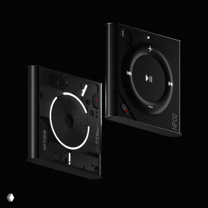 Рендер тёмных вариантов Nothing Npod: два плеера в чёрном с контрастной подсветкой управляющего кольца и подчёркнутой фактурой корпуса.