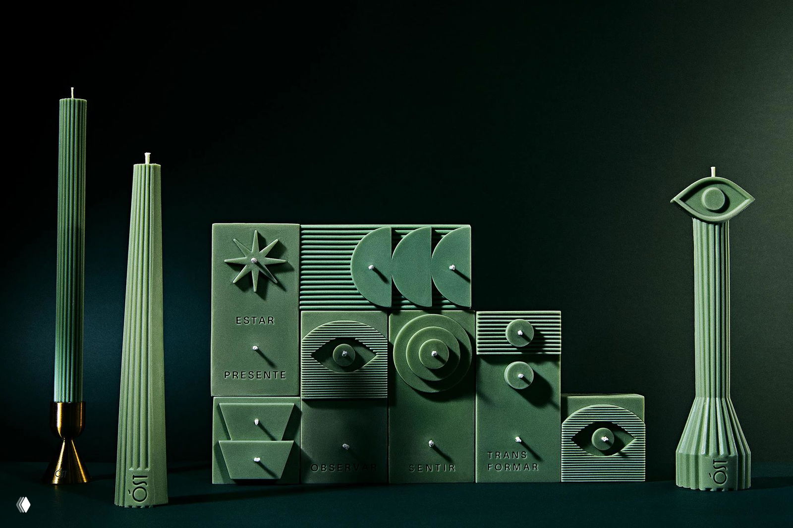 Композиция из множества зелёных дизайнерских свечей разных форм и размеров, выстроенных в модульную сетку, акцент на текстуре и форме.