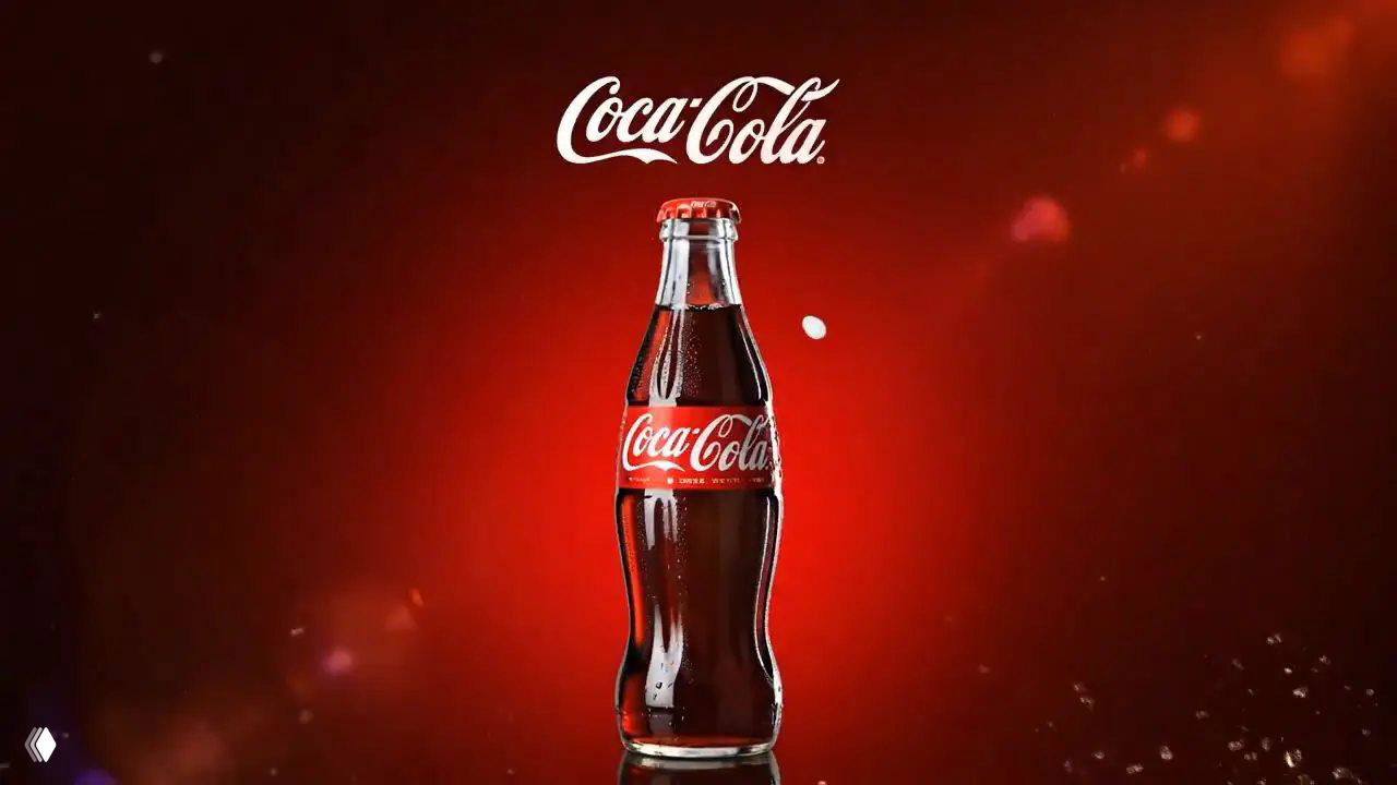 Рекламная фотография стеклянной бутылки Coca‑Cola на красном фоне с логотипом бренда, бликами и студийной подсветкой