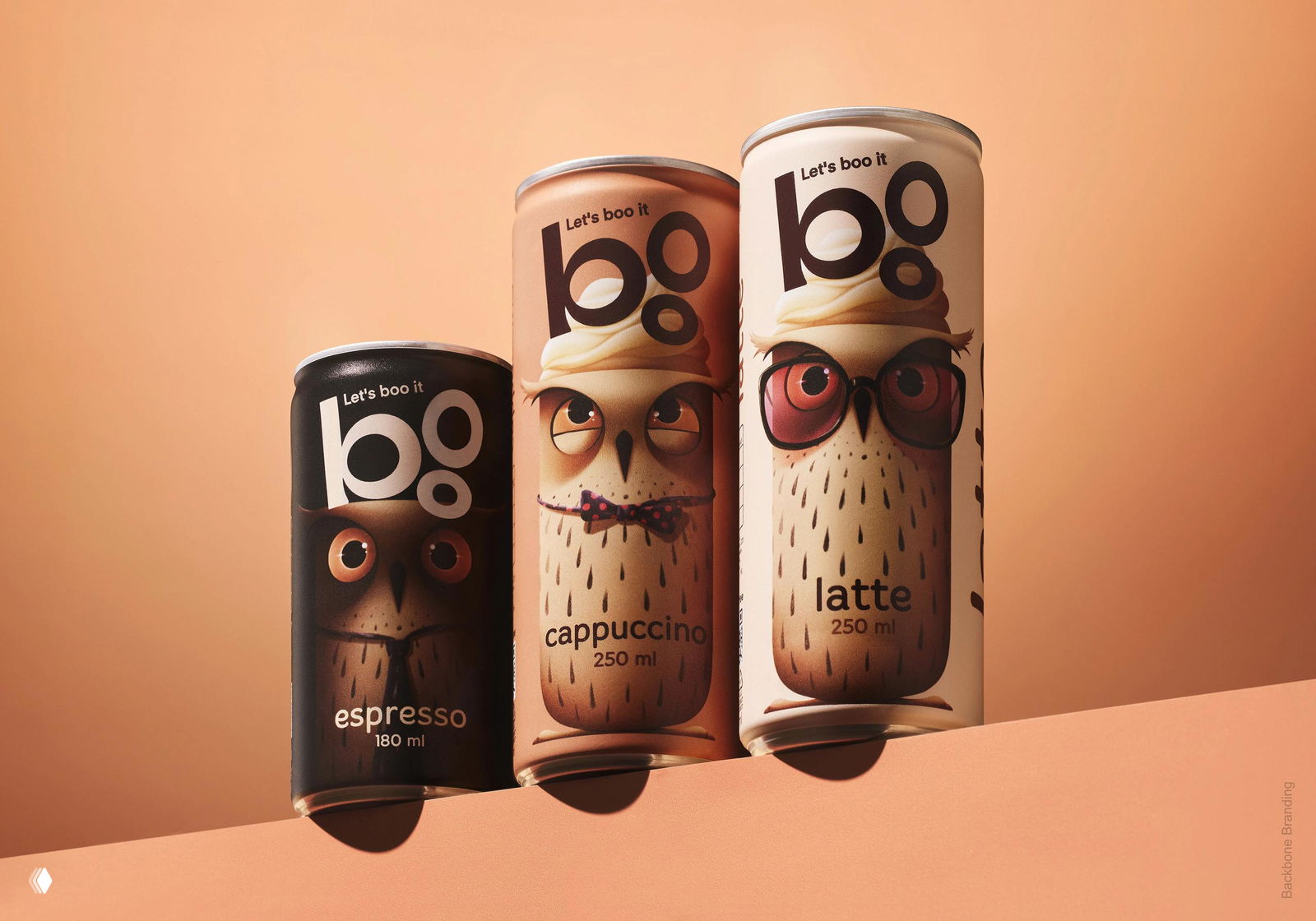 Три банки Boo (espresso, cappuccino, latte) на персиковом фоне; каждая банка с уникальной иллюстрацией совы и крупным брендовым логотипом.