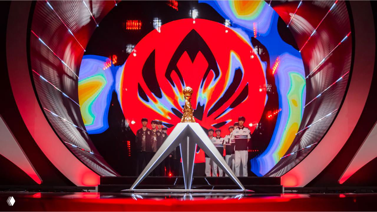 Сценическая фотография с круглым экраном за сценой, на котором крупный красный логотип MSI и цветовые тепловые эффекты служат визуальным центром мероприятия.