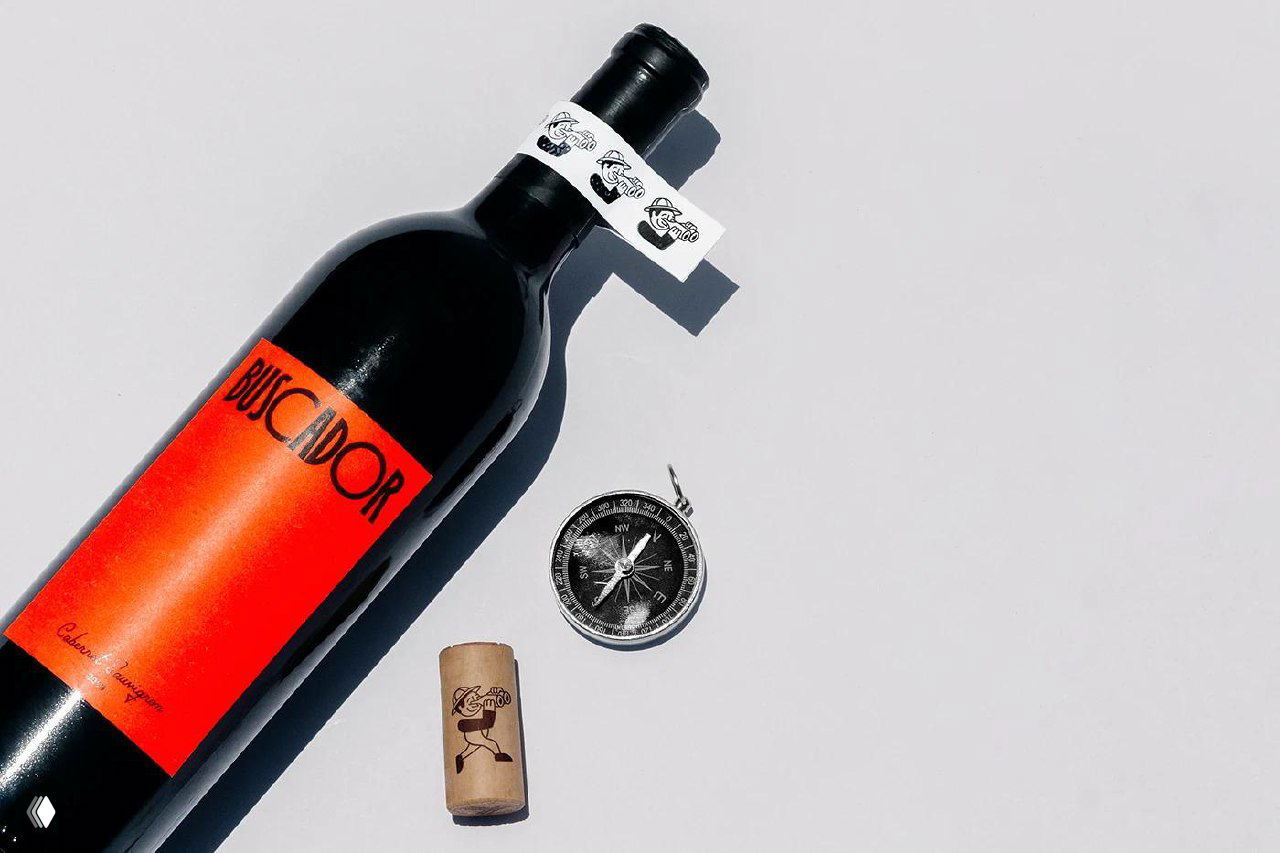 Студийная композиция бутылок и этикеток Legal Wines: контрастные черные бутылки, насыщенно‑оранжевый ярлык и графичная арт‑деко типографика на светлом фоне.