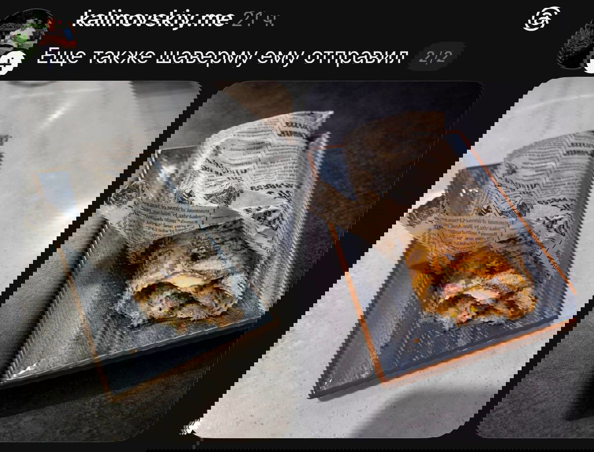 Шаурма на тарелке: обычный снимок из столовой и профессиональная версия с глубокими тонами, боковым светом и текстурой корочки.