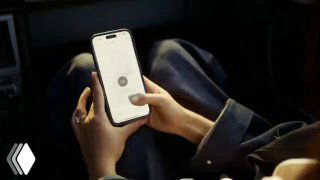 Руки держат смартфон с экраном управления роботом: иллюстрация мобильного интерфейса для бытового гуманоидного Neo.