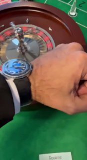 Кадр из короткого видео: запястье с Smartlet One рядом с рулеткой в казино, видна комбинация классического циферблата и носимого устройства