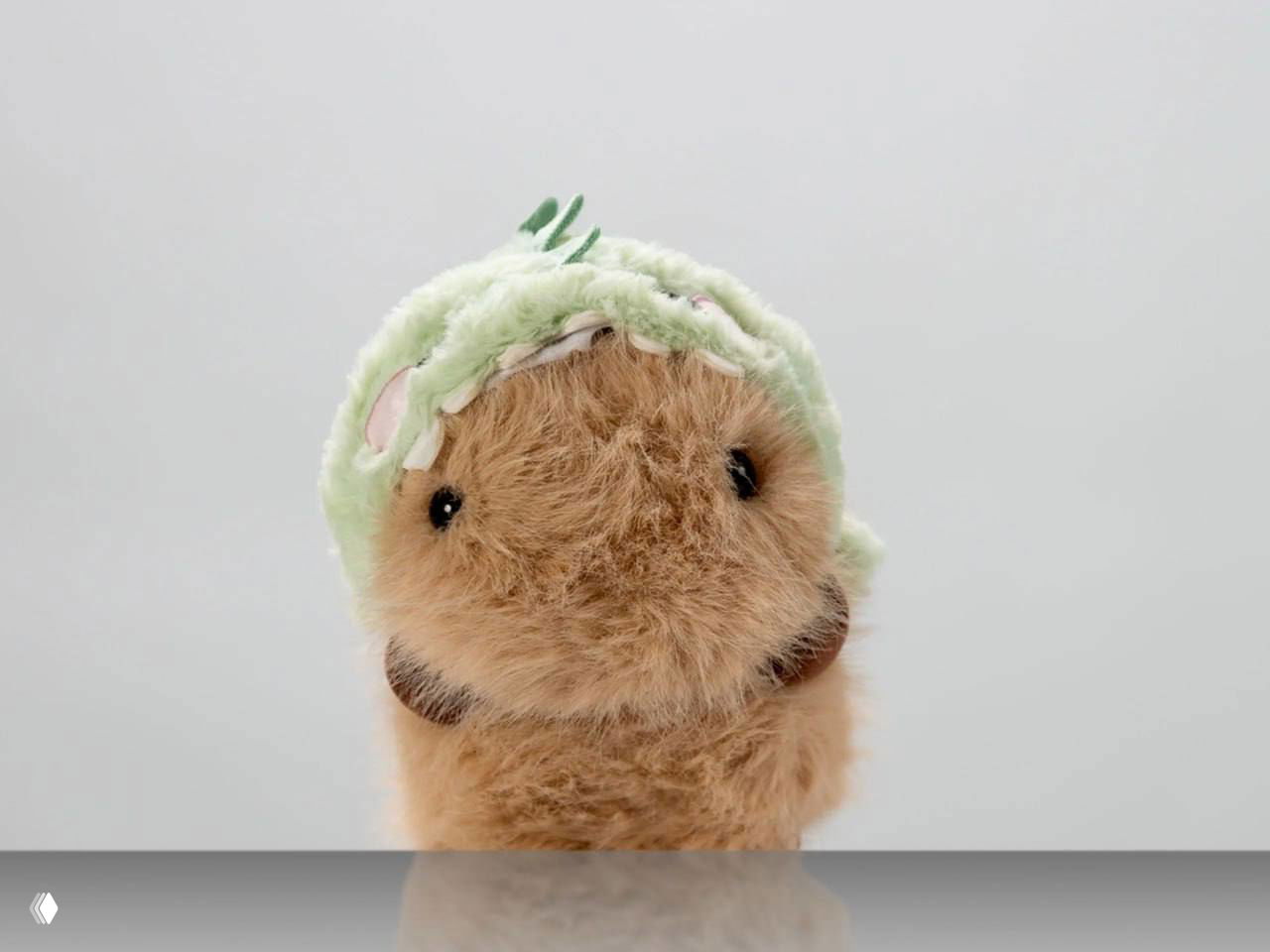 Серый пушистый робот в ковбойской шляпе, портрет экспоната музея с отражением на гладкой поверхности и нейтральным фоном.