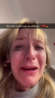 Крупный план молодой женщины, плачущей в вертикальном видео; выражение лица демонстрирует стресс и эмоциональную травму после урока с ИИ-репетитором.