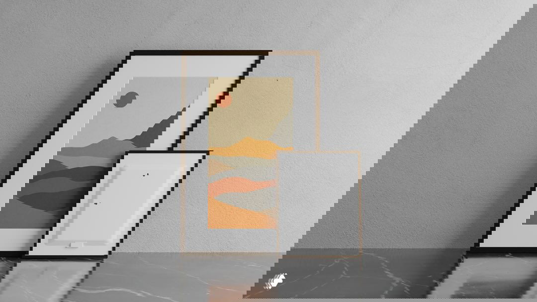 Две рамки на мраморной поверхности: большая и маленькая, в одной — абстрактный пейзаж, на заднем плане серая стена, акцент на размерах и оформлении.