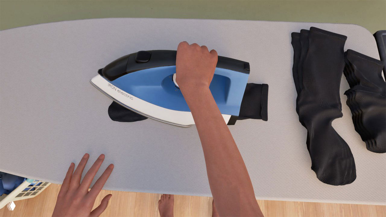 Игровой кадр от первого лица: рука персонажа гладит одежду утюгом на гладильной доске рядом с парой носков и корзиной для белья.