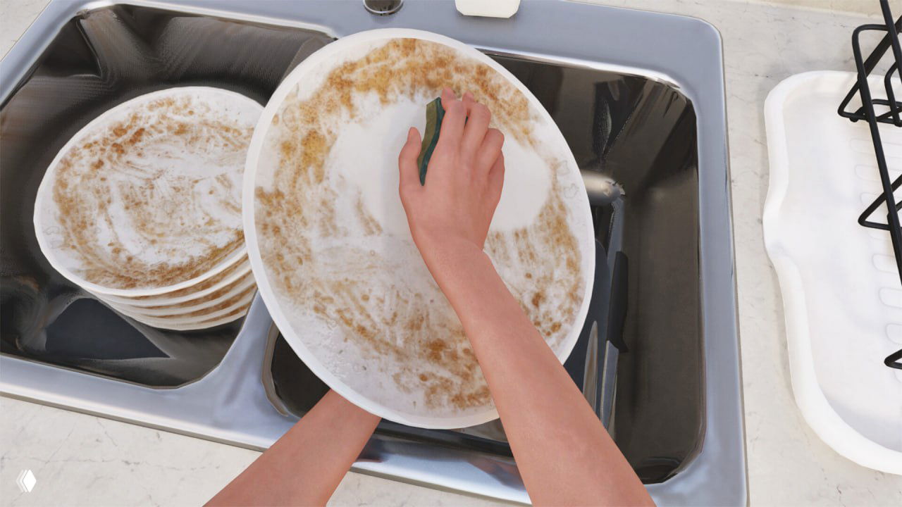 Крупный план мытья посуды в игре: руки персонажа от первого лица очищают грязную тарелку в кухонной раковине, видна пена и стопка тарелок.